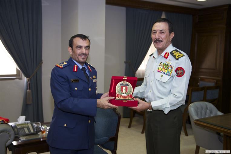 ضمن الجولة الدراسية بالمملكة الأردنية الهاشمية لقاء رئيس هيئة الأركان المشتركة للقوات المسلحة الأردنية مع دورة الدفاع الوطني رقم ١