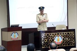القائد العام لشرطة دبي يحاضر في كلية الدفاع الوطني