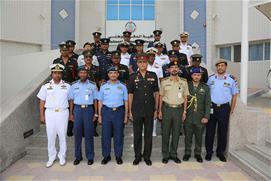 وفد من كلية الضباط السيريلانكي يزور كلية الدفاع الوطني