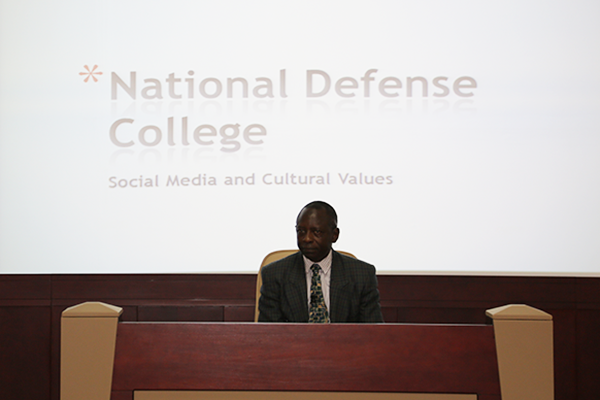 كلية الدفاع الوطني تستضيف الدكتور موسى دانلاندي من جامعة الإمارات العربية المتحدة