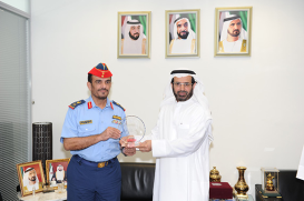 وفد كلية الدفاع الوطني الإماراتية يزور جامعة الإمارات العربية 
